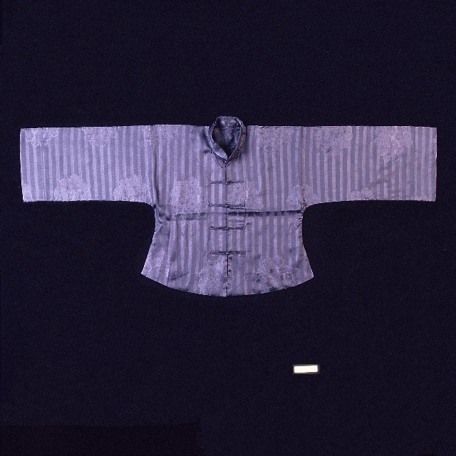 男用絲質對襟衫禮服的圖片