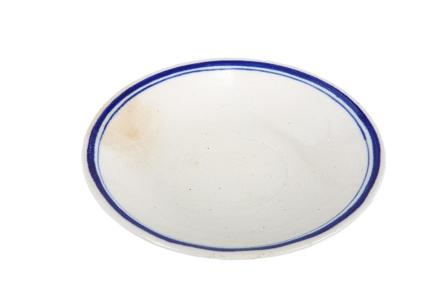 鈷釉線圈紋白地瓷盤的圖片