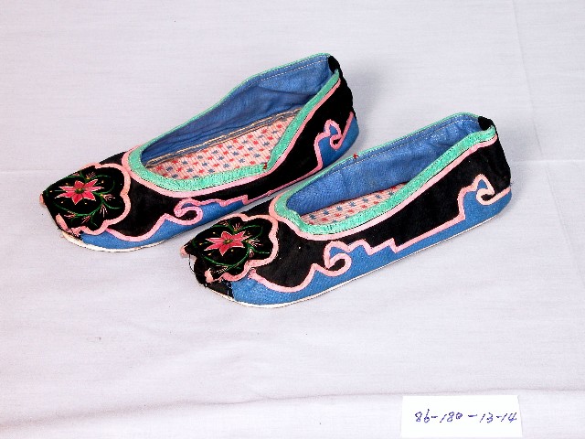 黑色拼布刺繡繡花鞋的圖片