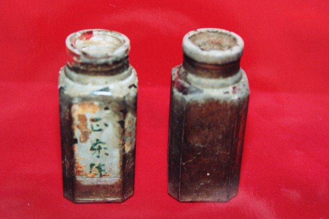 螺旋蓋口方形玻璃藥瓶（兩件，缺蓋）的圖片