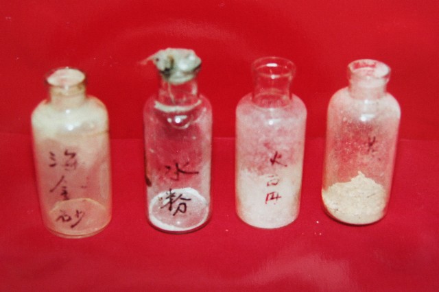 廣口短頸圓形玻璃藥瓶（一組四件）的圖片