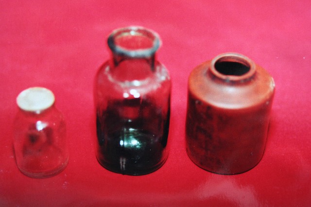 廣口短頸圓形玻璃藥瓶、棕釉短頸圓形陶瓶（三件）