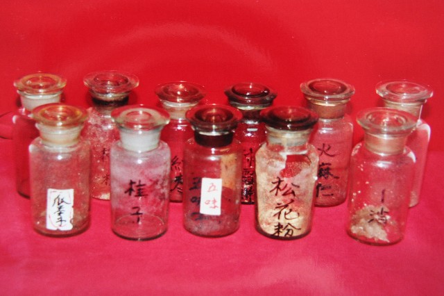 透明蓋塞廣口短頸圓形玻璃藥瓶（十一件）的圖片