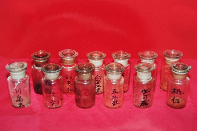透明蓋塞廣口短頸圓形玻璃藥瓶（十二件）的圖片