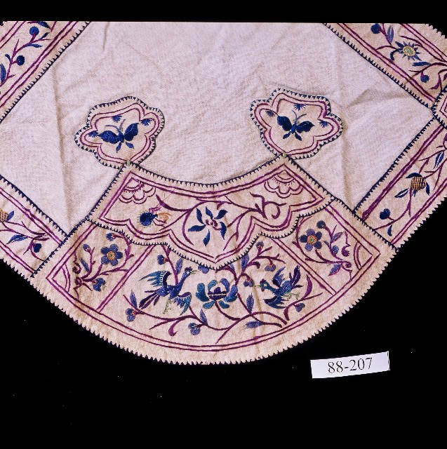 吉祥刺繡扇形白棉肚兜的圖片