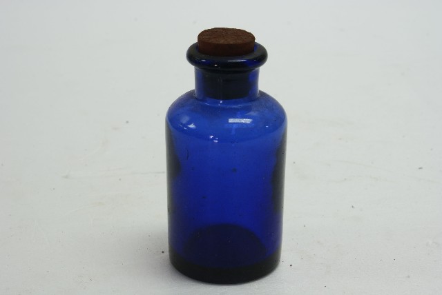 軟木塞蓋深藍色透明玻璃短頸瓶的圖片