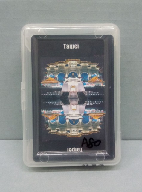 Taipei字樣倒影撲克牌的圖片