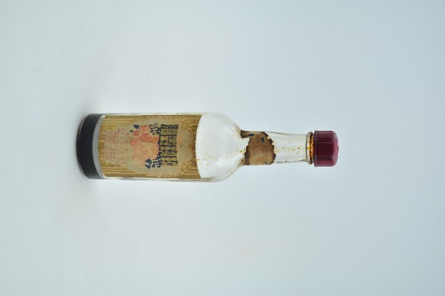 玫瑰露酒樣品透明玻璃小型酒瓶的圖片