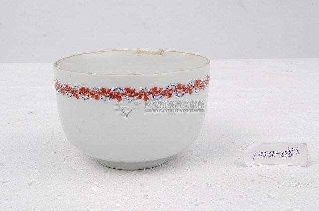 紅彩卷草紋青花直筒瓷杯藏品圖，第1張