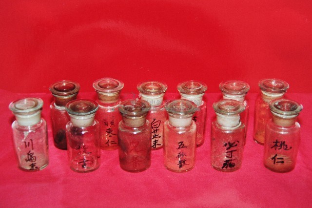 透明蓋塞廣口短頸圓形玻璃藥瓶（十二件）藏品圖，第1張