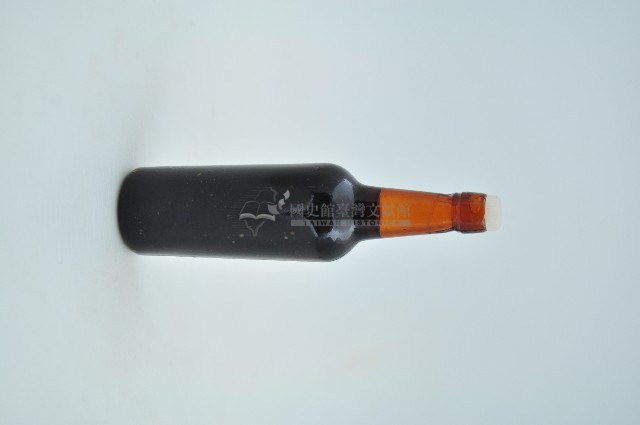 黑色不透明玻璃小型酒瓶藏品圖，第2張