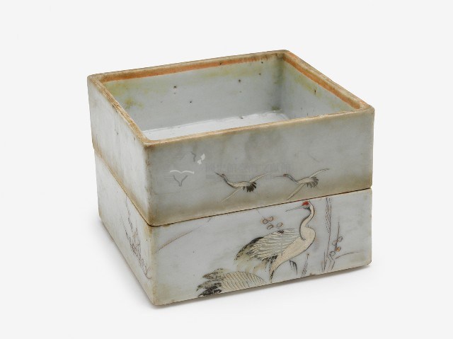 瓷胎彩繪丹頂鶴梅樹紋雙層方盒（缺蓋）藏品圖，第1張