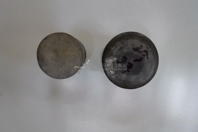 金屬製圓筒型袋蓋藥盒藏品圖，第2張