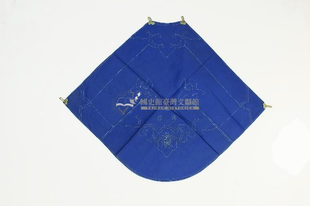 藍色吉祥繡樣肚兜藏品圖，第1張