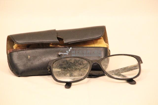 林衡道所用黑色粗框眼鏡（含收納盒，受損）藏品圖，第1張