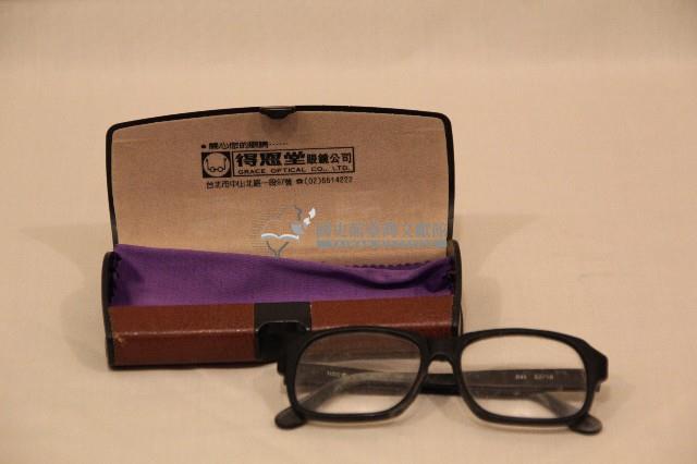 林衡道所用黑色粗框眼鏡（含收納盒）藏品圖，第1張