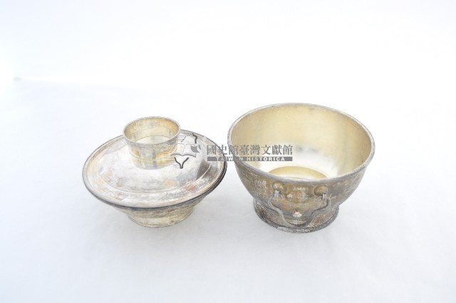 總督府徽紋雙繫環帶蓋銀碗三套組藏品圖，第3張