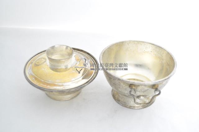 總督府徽紋雙繫環帶蓋銀碗三套組藏品圖，第3張