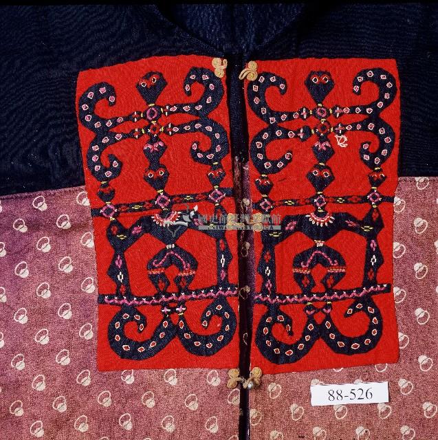 排灣族頭目貼飾衣藏品圖，第3張