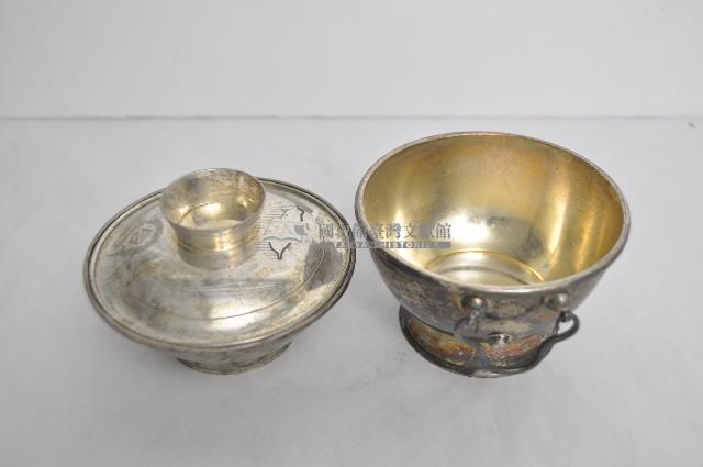 總督府徽紋雙繫環帶蓋銀碗三套組藏品圖，第3張
