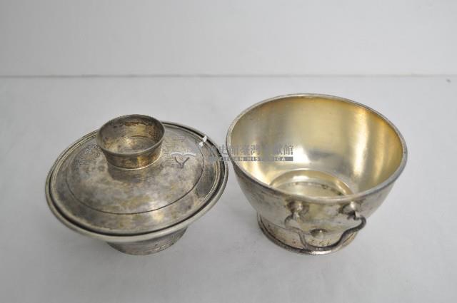 總督府徽紋雙繫環帶蓋銀碗三套組藏品圖，第3張