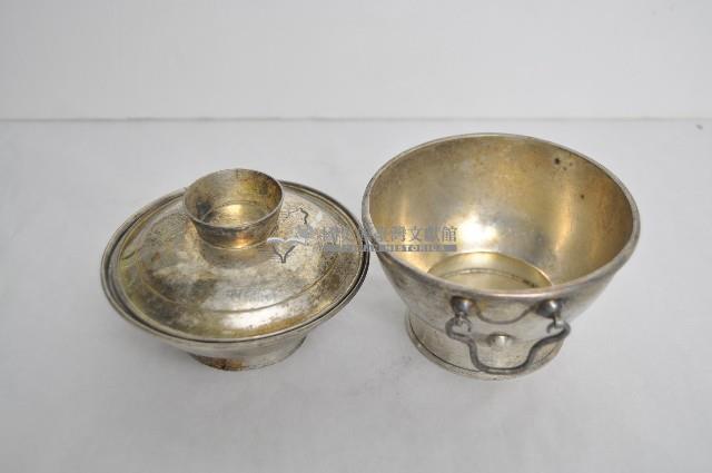 總督府徽紋雙繫環帶蓋銀碗三套組藏品圖，第3張