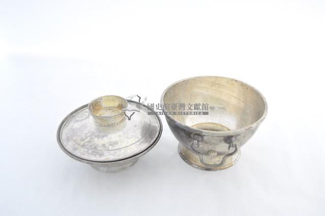 總督府徽紋雙繫環帶蓋銀碗三套組藏品圖，第3張