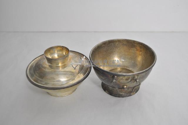 總督府徽紋雙繫環帶蓋銀碗三套組藏品圖，第3張