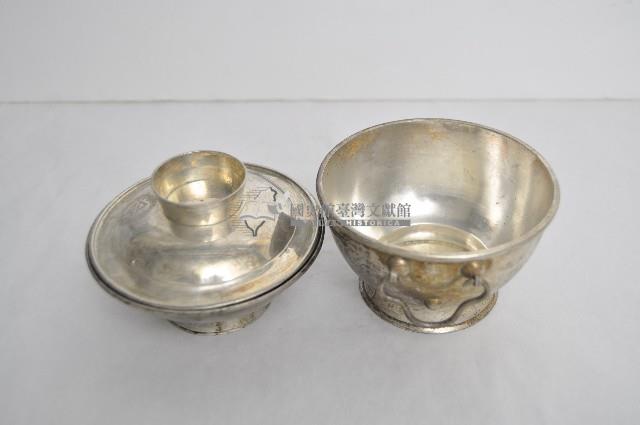 總督府徽紋雙繫環帶蓋銀碗三套組藏品圖，第3張