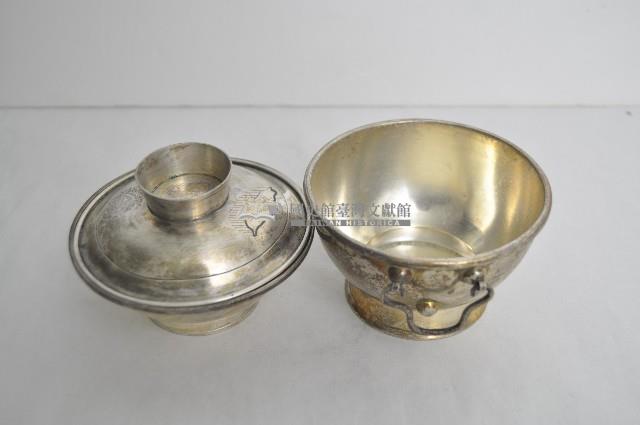 總督府徽紋雙繫環帶蓋銀碗三套組藏品圖，第3張