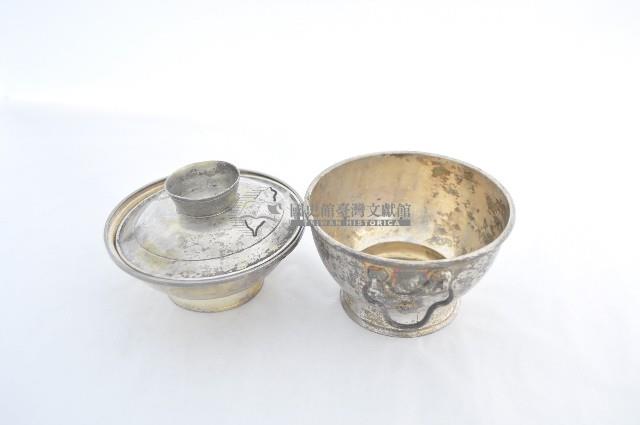 總督府徽紋雙繫環帶蓋銀碗三套組藏品圖，第3張