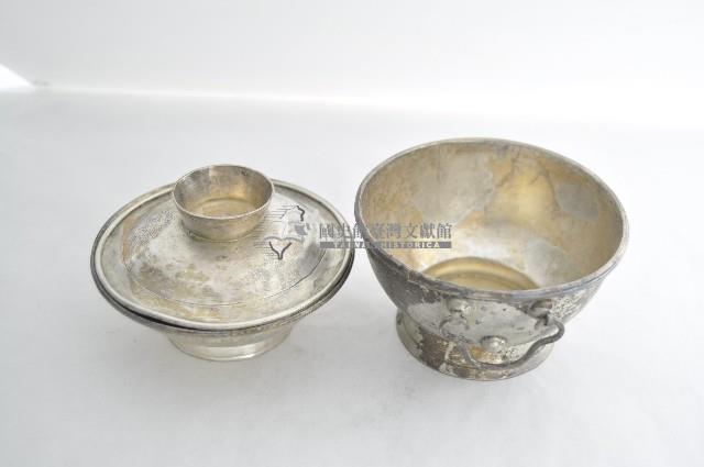 總督府徽紋雙繫環帶蓋銀碗三套組藏品圖，第3張