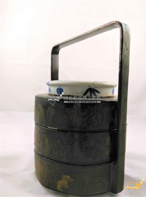 提梁青花丸型紋帶蓋圓形漆器雙層盒藏品圖，第3張