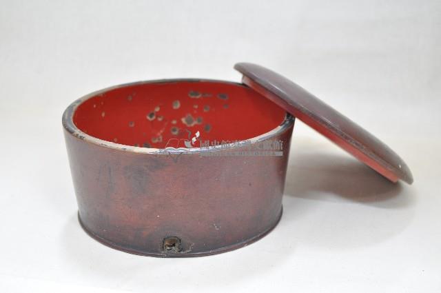 深紅褐色漆帶蓋圓形木盒藏品圖，第3張