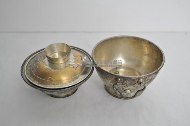 總督府徽紋雙繫環帶蓋銀碗三套組藏品圖，第3張