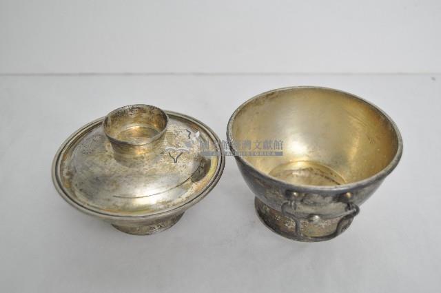 總督府徽紋雙繫環帶蓋銀碗三套組藏品圖，第3張