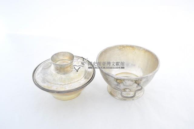 總督府徽紋雙繫環帶蓋銀碗三套組藏品圖，第3張