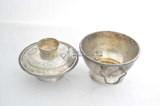 總督府徽紋雙繫環帶蓋銀碗三套組藏品圖，第3張
