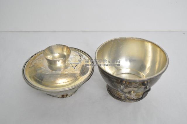 總督府徽紋雙繫環帶蓋銀碗三套組藏品圖，第3張