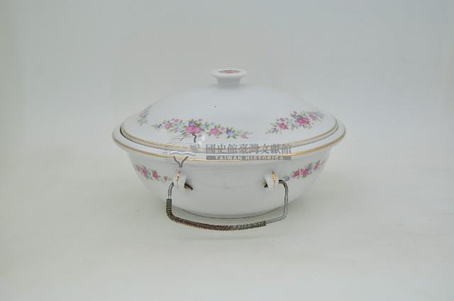 鐵製雙提把貼花彩繪花卉紋帶蓋瓷鍋藏品圖，第3張