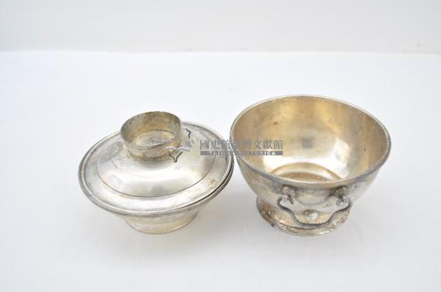 總督府徽紋雙繫環帶蓋銀碗三套組藏品圖，第3張