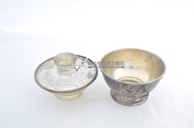 總督府徽紋雙繫環帶蓋銀碗三套組藏品圖，第3張