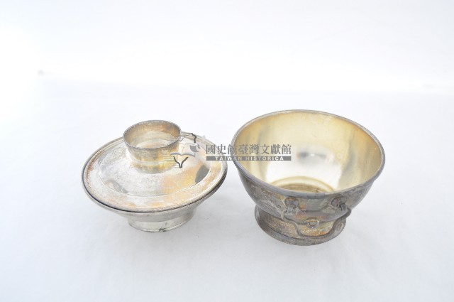總督府徽紋雙繫環帶蓋銀碗三套組藏品圖，第3張