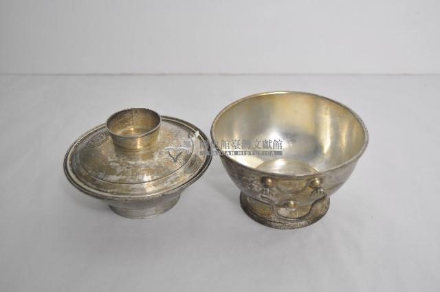 總督府徽紋雙繫環帶蓋銀碗三套組藏品圖，第3張