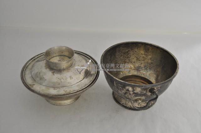 總督府徽紋雙繫環帶蓋銀碗三套組藏品圖，第3張