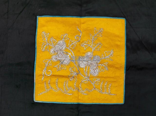 黑色黃框長擺戲服藏品圖，第3張