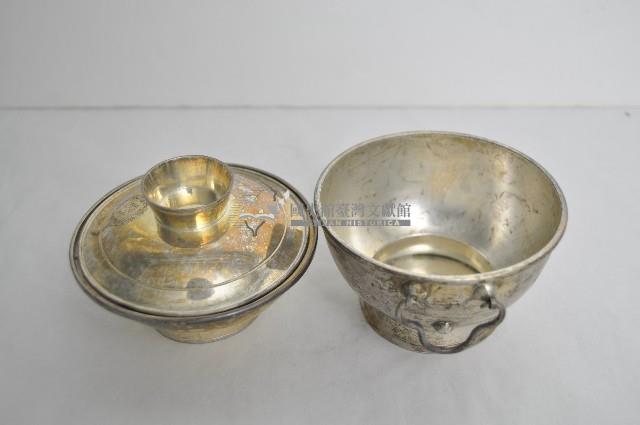 總督府徽紋雙繫環帶蓋銀碗三套組藏品圖，第3張