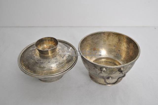 總督府徽紋雙繫環帶蓋銀碗三套組藏品圖，第3張