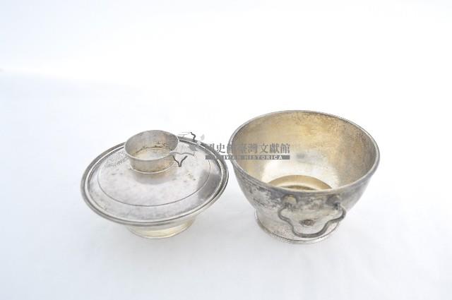 總督府徽紋雙繫環帶蓋銀碗三套組藏品圖，第3張