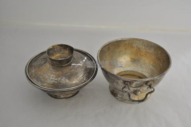 總督府徽紋雙繫環帶蓋銀碗三套組藏品圖，第3張